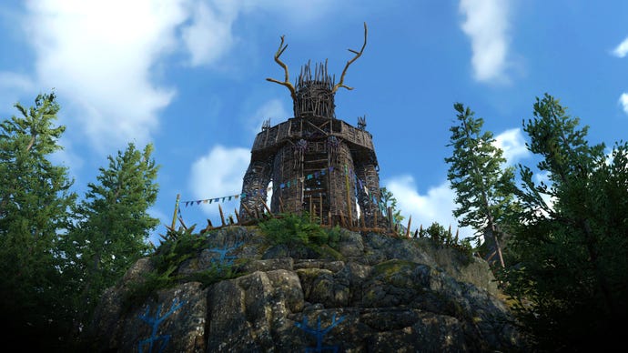 A huge wickerman effigy looming over treetops against a sunny blue sky in Atomfall.